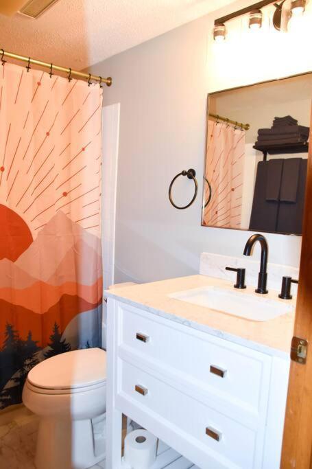 Апартаменты Cozy Mountain Getaway! Mountain Views! 2 Bed, 2 Bath, Sleeps 6 Гатлинбург Экстерьер фото