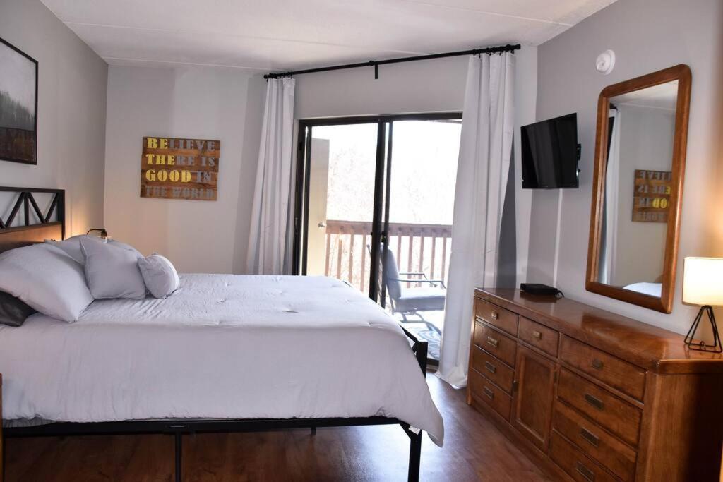 Апартаменты Cozy Mountain Getaway! Mountain Views! 2 Bed, 2 Bath, Sleeps 6 Гатлинбург Экстерьер фото